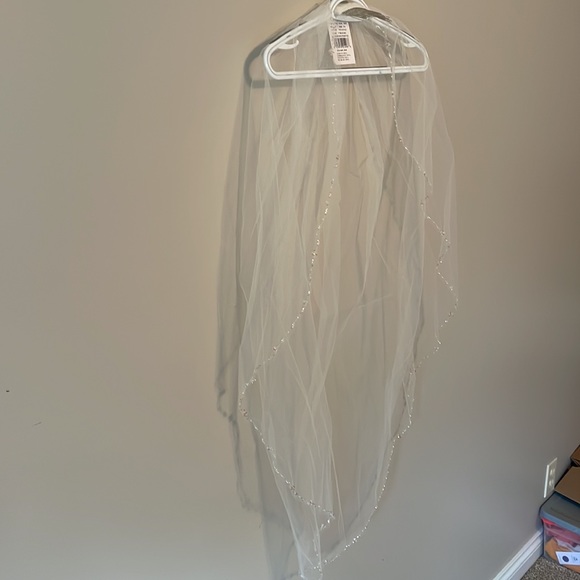 David's Bridal Ivory Cluster Beaded Edge Fingertip Wedding Veil - Picture 3 of 11